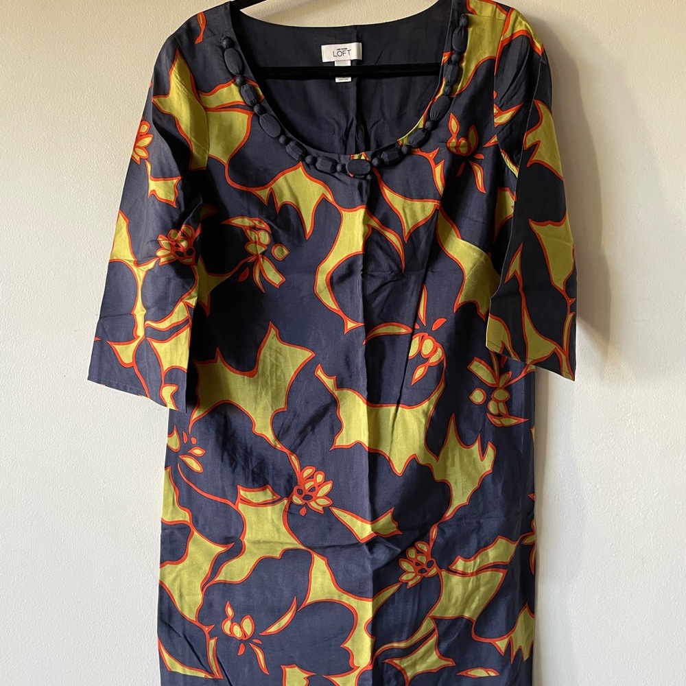 Size 8 above the knee 3/4 length sleeve dress in navy, green & red.